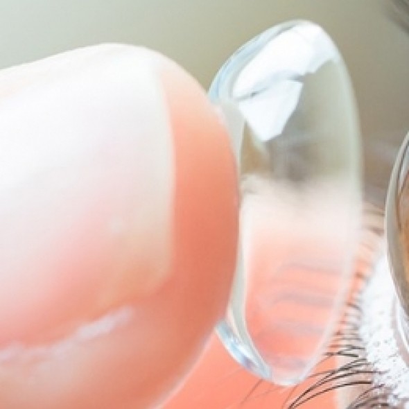 Putting in contact lense