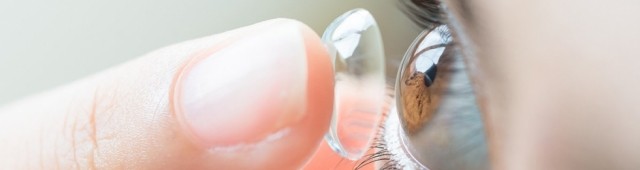 Putting in contact lense